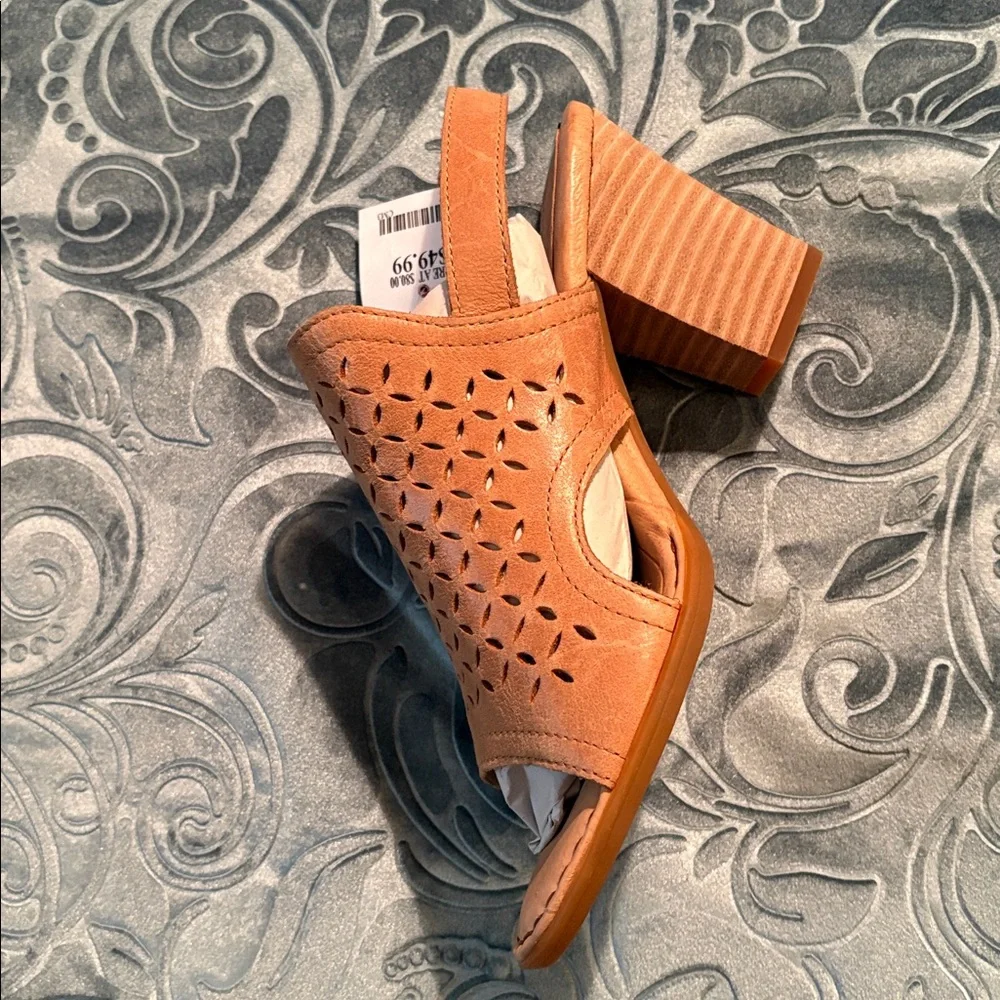 NWT Born Women's Tan Sandals - Genuine Leather Upper Sz 8 - Picture 3 of 14